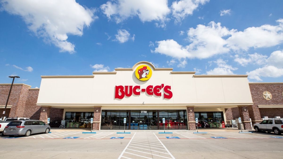 A photo of the exterior of a Buc-ee's location.