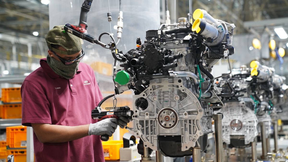 A worker assembles an engine at Hyundai Motor Manufacturing Alabama.