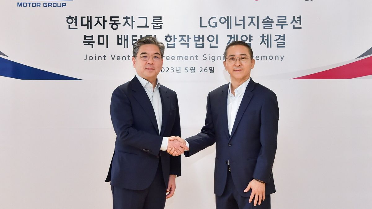 Two people in suits shake hands with with a white background and Korean text; Hyundai Motor Group logo in blue on left; black and red LG Energy Solution logo on right.